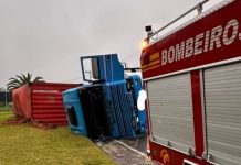 Caminhão tomba na rodovia Ivo Silveira, em Brusque