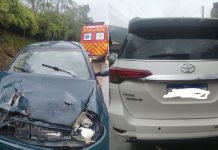 Gestante e filho são levados ao hospital após acidente entre dois carros em Brusque