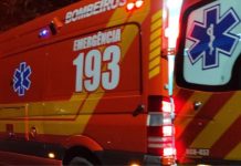 Jovem é levada ao hospital após bater em carro estacionado, em Guabiruba