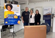 Moradora de Brusque é premiada na promoção “Comércio Local é Legal” da Fecomércio Moradora de Brusque