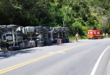 Motorista fica ferido após tombamento de carreta na rodovia Pedro Merizio, em Botuverá Botuverá