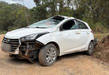 Mulher colide contra barreira e capota carro em Guabiruba Guabiruba