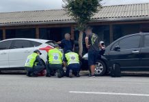 Mulher fica ferida após colisão entre moto e carro no Centro de Brusque Brusque