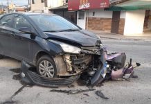 Mulher é socorrida por equipe do helicóptero Arcanjo após colisão entre carro e moto em Brusque