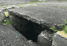 Garrafas, bolas e até ventilador: o que os funcionários encontram dentro dos bueiros de Brusque