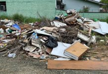 VÍDEO – Moradores relatam que crianças adoecem ao brincar perto de lixo descartado nos fundos de creche em Brusque