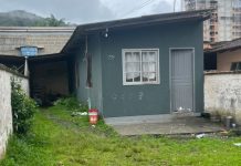 Policiais ouvem choro e encontram crianças abandonadas em casa de Itapema Itapema