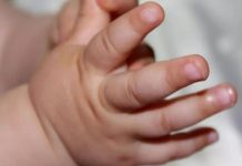 Bebê morre após pais caírem no sono depois de beber, em Joinville bebê morre