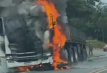 VÍDEO – Incêndio atinge caminhão e motocicleta na rodovia Ivo Silveira, em Gaspar