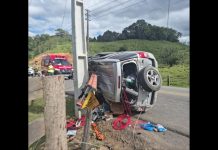Bombeiros detalham colisão de carro contra poste em Brusque Brusque