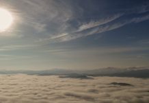Brusque vista do céu: o espetáculo que só o drone viu acima do nevoeiro