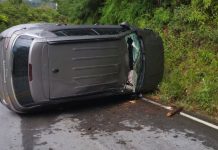Carro capota na rodovia Pedro Merizio, em Botuverá Botuverá