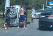 Carro colide contra poste e tomba no Cedro Alto, em Brusque Brusque
