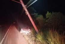 Motorista abandona carro após bater em poste na rodovia Ivo Silveira