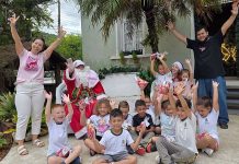 Natal aproxima creche e Casa Atlântica em visita com 300 crianças em Brusque