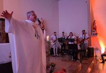 Padre Eduardo Senna visita Brusque e celebra missa com igreja lotada