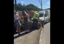 VÍDEO – Carro colide contra poste no bairro Azambuja, em Brusque Brusque