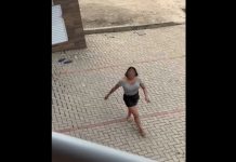 VÍDEO – Mulher tenta invadir casas, danifica porta e discute com moradores em Brusque