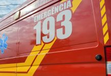 Carro sai da pista e cai em ribeirão em Brusque Brusque