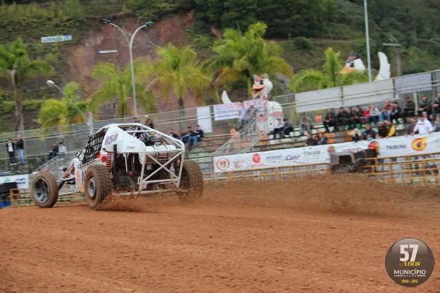Dentro da pista, os pilotos levantaram a torcida e deram show de esportividade em disputas acirradas