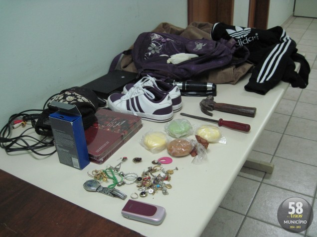 Dupla levou videogame, um relógio, um telefone celular, algumas peças de roupa, cosméticos e bijuterias