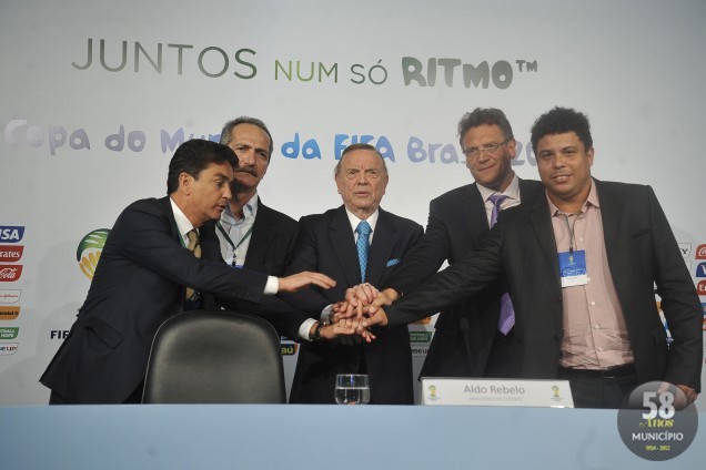 O membro do Conselho Administrativo do COL ex-jogador Bebeto, o ministro do Esporte, Aldo Rebelo, o presidente da CBF e do COL, José Maria Marin, o secretário-geral da FIFA, Jérôme Valcke, e o membro