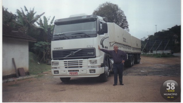 Vilson, que passa nove meses do ano viajando, com um dos caminhões usados ao longo dos 48 anos de boleia