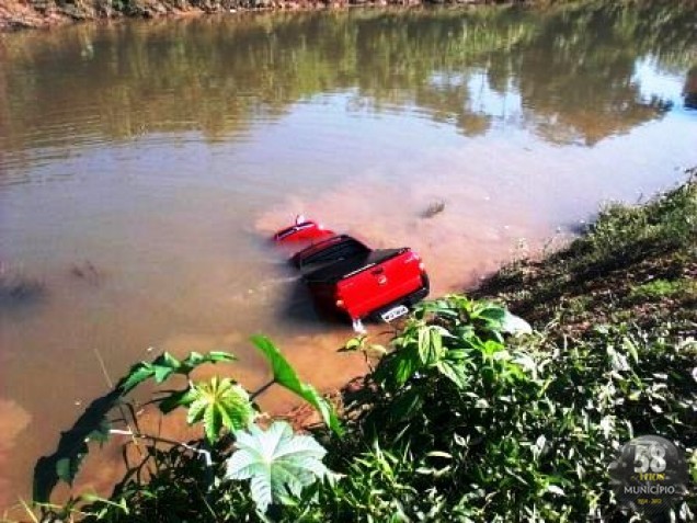 O veículo caiu no rio Itajaí-Mirim nas proximidades da ponte Mário Olinger