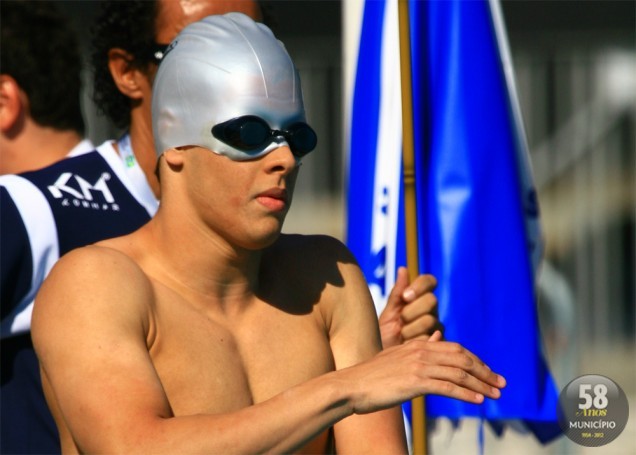 Nadador se prepara para Paralimpíadas de Londres 2012, em agosto