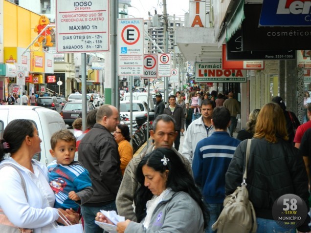 Havia muitas pessoas na principal avenida de Brusque