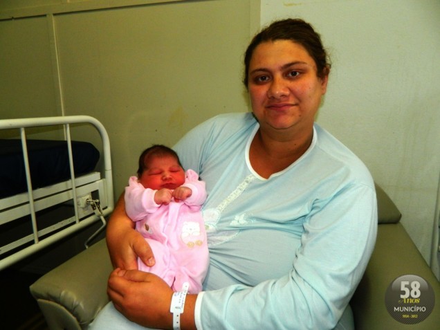A pequena Letícia nasceu com 4,1 kg e 51 centímetros