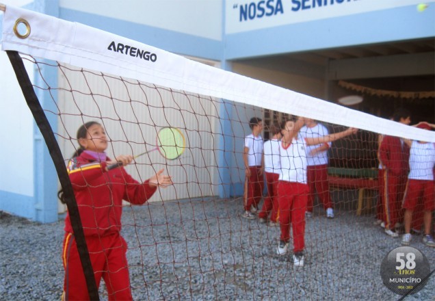 Alunos praticam o esporte na parte lateral da escola, que funciona atualmente em um salão paroquial, por causa da reforma na colégio