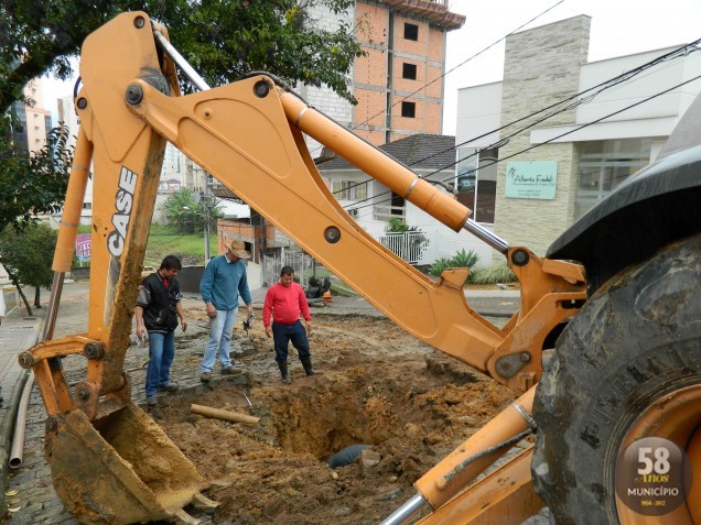Na rua Sebastião Belli, funcionários do Samae trabalham no conserto da rede 