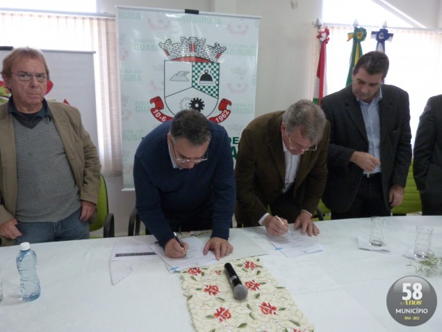 O governador Raimundo Colombo e o prefeito de Guabiruba, Orides Kormann, assinam o Protocolo de Intenções que garante a duplicação do acesso Guabiruba-Brusque