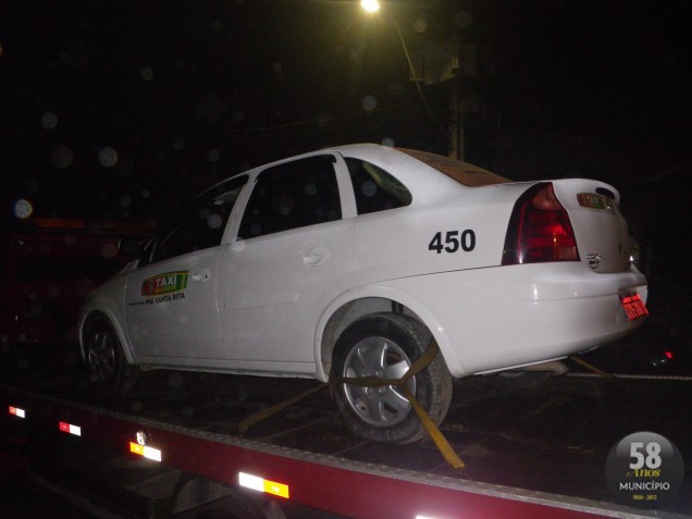 O veículo foi abandonado pelos assaltantes e recuperado pela Polícia Militar após o assalto