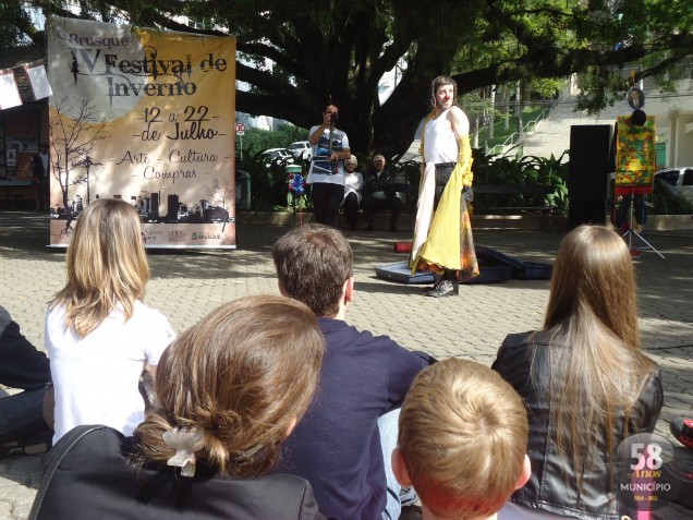 O espetáculo “Clov´s o Internacionável”, fez a alegria de crianças e adultos que se acomodaram como podiam na praça para prestigiar o evento