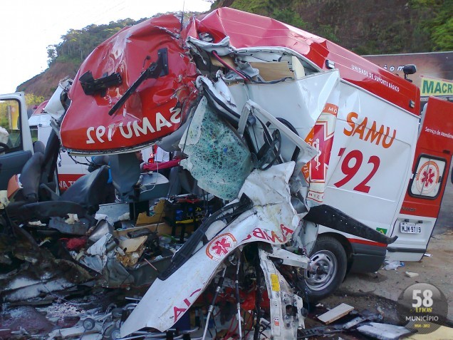 Ambulância do Samu de Tijucas ficou completamente destruída, mas motorista teve apenas ferimentos no braço e na perna