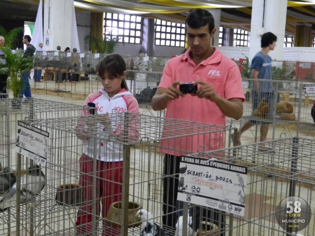 Roberto Castanha, 30 anos, passou pela segunda vez pela feira para comprar um galo para o pai