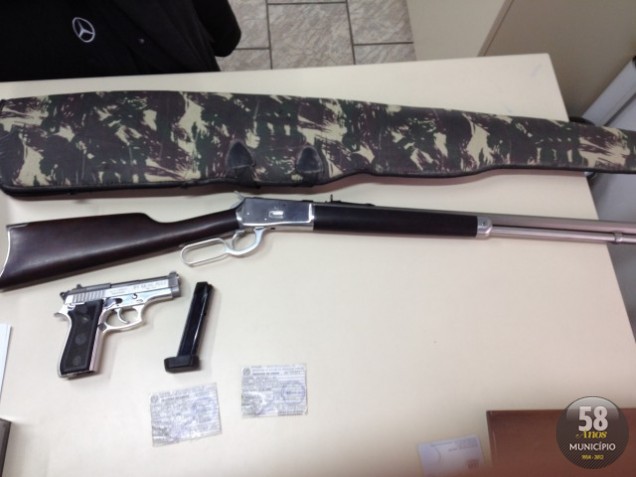 Polícia Civil apreendeu uma pistola e um rifle em Guabiruba