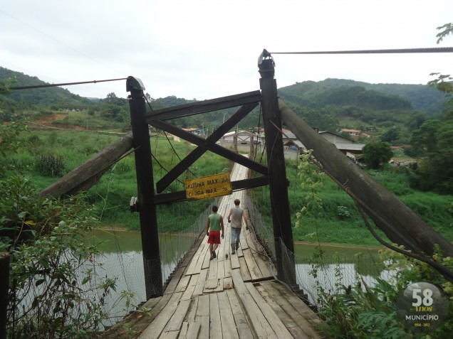 A ponte que liga a localidade de Cristalina, em Brusque, à Guabiruba, passa por consertos 