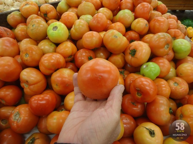 O tomate foi o intem que registrou maior variação mensal, de 33,62%, conforme o Dieese