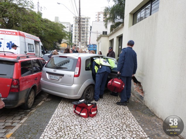 Colisão em muro deixa quatro mulheres feridas
