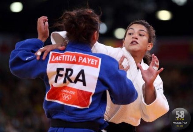 A judoca Sarah Menezes, de quimono branco