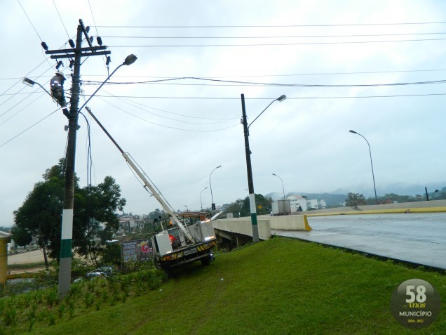 Fiação de telefone foi arrebentada por caminhão e causou problemas no abastecimento de energia