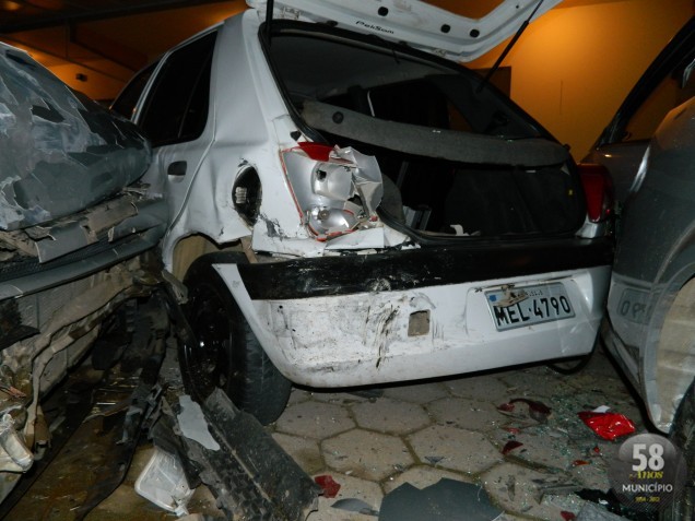 O Fiat Tipo colidiu com o Fiesta e o Ka estacionados na sorveteria