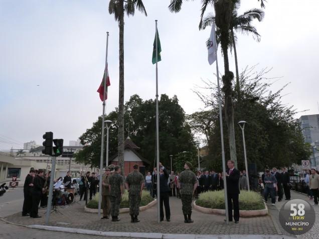 Hasteamento das bandeiras abre as comemorações dos 152 anos de Brusque neste 4 de agosto