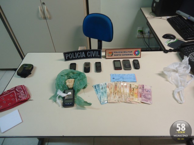 Além de aproximadamente 120 gramas de crack, a polícia também apreendeu uma balança de precisão, seis celulares, dinheiro e uma bucha de cocaína