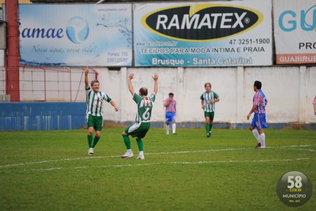 A comemoração pelo gol da vitória: quem marcou foi Renato, camisa 18