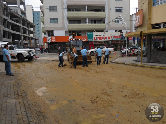 Cano estourado deixa trânsito caótico na rua Alberto Torres