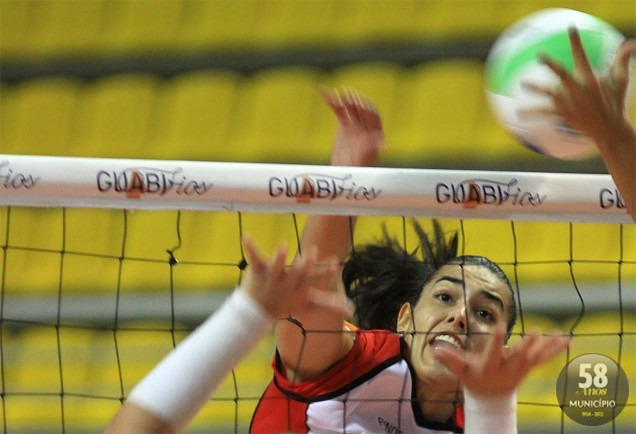 A central Luciane Escouto, que já atou por Brusque na Superliga 2010/2011, é um dos cinco reforços da equipe para o Estadual e Liga Nacional